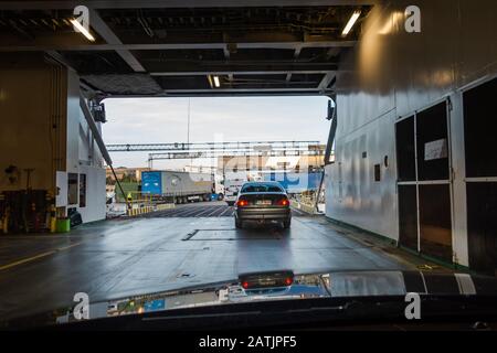 Leitartikel 08.31.2019 Stockholm Schweden Autos und Lastwagen werden von der großen Autofähre im Hafen entladen Stockfoto