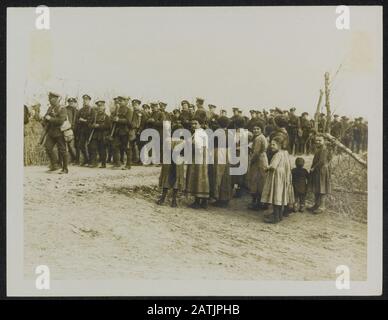 Britische offizielle Fotos aus Italien Beschreibung: Truppen auf dem marsch vom Bahnhof. Anmerkung: Offizielle britische Fotos aus Italien. Britische Truppen marschierten vom Bahnhof aus. Datum: {1914-1918} Ort: Italien Schlüsselwörter: Bürger, erster Weltkrieg, marschieren, Soldaten Stockfoto