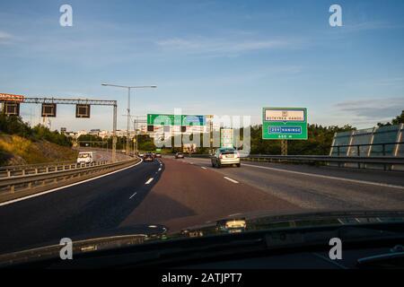 Leitartikel 08.31.2019 Stockholm Schweden Fährt auf der Autobahn aus der Stadt mit Hinweisschild über dem Kopf mit Wegbeschreibung zu verschiedenen Zielen Stockfoto