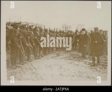 Kampf an der Balkanfront Beschreibung: Venizelos überprüft ein griechisches Regiment, bevor es ausmarschiert, oder Salonica, um die Bulgare Annotation zu treffen: Die Schlacht an der Balkanfront. Eleftherios Venizelos (1864 - 1936) inspiziert ein griechisches Regiment, bevor es Saloniki verlässt, um das Bulgarendatum zu nehmen: {1914-1918} Ort: Griechenland, Schlüsselwörter von Saloniki: WWI, Fronten, Konvois, Soldatenname: Venizelos, Eleftherios Stockfoto