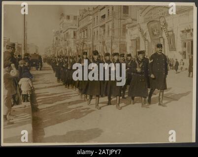 Fotos von Salonica Beschreibung: Venizelos Menschen kommen nach Salonika - ein feiner Körper von Gendarmen aus Crete, der Heimat von Venizelos Anmerkung: Bilder von Salonika. Die Männer Venizelos [Eleftherios Venizelos (1864 - 1936), der griechische Premierminister war während des ersten Weltkriegs] kommen nach Salonika - eine schöne Einheit Kretas, das Inselheim Venizelos Datum: {1914-1918} Ort: Griechenland, Saloniki Schlüsselwörter: Erste Kriegsfronten, Soldatenname: Venizelos, Eleftherios Stockfoto