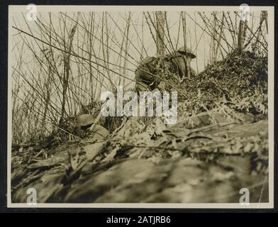 Britische offizielle Fotografien aus Italien Beschreibung: Beobachten der Bewegungen des Gegners. Anmerkung: Bilder aus Italien. Soldaten folgen den Bewegungen des Feindes. Datum: {1914-1918} Ort: Italien Schlüsselwörter: Weltkrieg, Fronten, Soldaten beobachten Stockfoto