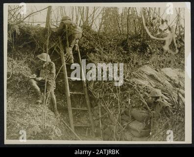 Britische offizielle Fotografien aus Italien Beschreibung: Beobachten der feindlichen 'Ovements. Anmerkung: Offizielle britische Fotos aus Italien. Soldaten nehmen die Bewegungen des Feindes dorthin. Datum: {1914-1918} Ort: Italien Schlüsselwörter: WWI Soldaten wahrnehmen Stockfoto