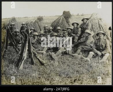 Die Front in Frankreich Beschreibung: Worcesters ruht in einem Kornfeld Anmerkung: Die Front in Frankreich. Soldaten aus Worcester ruhen in einem Kornfeld Datum: {1914-1918} Schlüsselwörter: WWI, Getreide, Soldaten, Ausrüstung Stockfoto