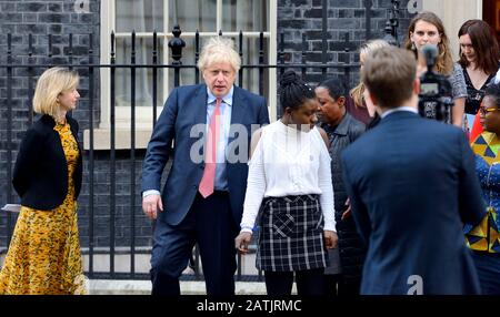 London, Großbritannien. Januar 2020. GESPERRT BIS ZUM 4. FEBRUAR. Vertreter von Cancer Research UK - Unterstützer und Betroffene - treffen Premierminister Bor Stockfoto