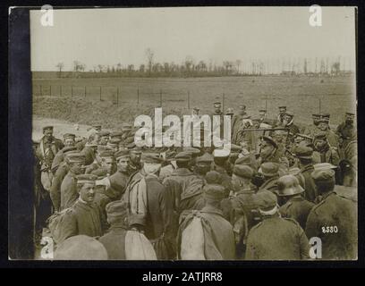 Beschreibung: Zum Kronprinzen der deutschen (6.Mai). Der Kronprinz gab seine Verwundeten-Transporte vor St. Quentin Annotation ein: Der deutsche Prinz Wilhelm unterhält sich zu seinem Geburtstag am 6. Mai [19 ..] mit verwundeten Soldaten am Dutse St. Quentin Datum: {1914-1918} Ort: Frankreich, Saint Quentin Schlüsselwörter: 1. Weltkrieg, Verwundete, Geburtstage, Dynastien Personenname: Wilhelm II., Kaiser von Deutschland Stockfoto