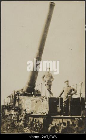 Beschreibung: Zu den Kämpfen und zwischen Soissons Reims. Dass diese erbung diese französische Eisenbahn Langrohrgeschichte an der Aisne, ist dem Schuss eines deutschen Schweren Mörsers Danke zu, der Lok, die Geschütz weder eiligst in Sicherheit bringen soll noch zertrümmert. Die französische Bebauung hat unter das Rohr mit Kreide geschrieben: Contre la grosse Bertha Annotation: Um die Feindseligkeiten zwischen Soissons und Reims. Die auf einem Bahnzug bestätigte Einnahme der Aisne der Franzosen, Gewehr mit langem Fass ist auf den Schuss einer schweren deutschen Mörserpistole, der Locom, zurückzuführen Stockfoto