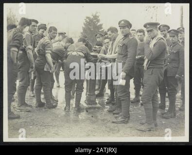 Britische offizielle Fotografien aus Italien Beschreibung: Nach einer langen Zugfahrt, eine Wäsche. Anmerkung: Britische Truppen in Italien. Soldaten erfrischend nach einer langen Zugfahrt. Datum: {1914-1918} Standort: Italien Schlagwörter: WW, Reisen, Militär, Eisenbahn, Pflege Stockfoto