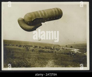 Die Front in Frankreich Beschreibung: Ein Beobachtungsballon, der zur Erde kommt Anmerkung: Die Front in Frankreich. Ein Beobachtungsballon steigt bis zur Erde ab Datum: {1914-1918} Ort: Frankreich Schlagwörter: Luftballons, Weltkriegsfronten Stockfoto