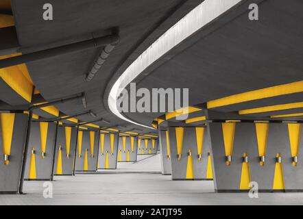 Architektonisches Merkmal mit leerer Straße unter der Automobilbrücke, städtebaulicher Perspektive und Fluchtpunkt, moderner Stadtinfrastruktur Stockfoto