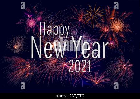 Fröhliches Neujahr 2021 mit bunten Feuerwerken am Nachthimmel Stockfoto