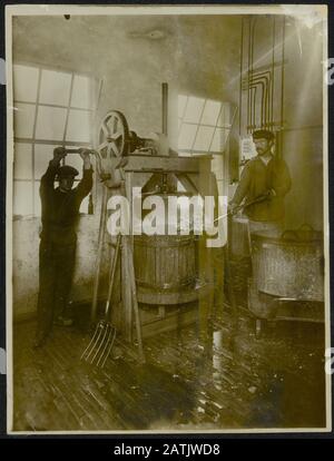 Beschreibung: Arbeiter in der Fabrik Datum: {1914-1918} Schlüsselwörter: Arbeiter, erste Welt, Pflanzen Stockfoto