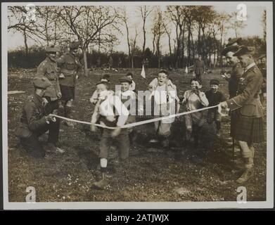 Beschreibung der British Western Front: Blackwatch hält Sport, Während er ruht - EIN Rennen für französische Kinder wird von Tommy Annotation nie vergessen: British Western Front in Frankreich. Soldaten treiben Sport die schottische Black Watch in einer Pause - EINE Fußspur für französische Kinder wird nie vergessen Datum: {1914-1918} Ort: Frankreich Schlagwörter: WWI, Fronten, Kinder, Ruhepausen, Soldaten, Spiele Stockfoto