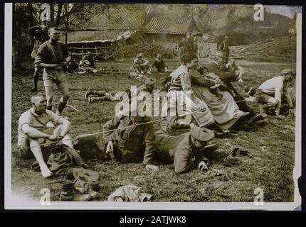 Beschreibung der British Western Front: Blackwatch hält während der Rast Sport. Anmerkungen zu den Kommunikationskompetenten und Zuschauern: British Western Front. Britische Soldaten und Anwohner beobachteten Sport während der Ausrüstung Datum: {1914-1918} Schlüsselwörter: WWI, Fronten, Breaks, Soldaten, Sport Stockfoto