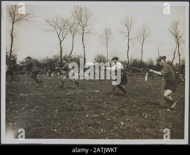 Beschreibung der British Western Front: Blackwatch hält während der Rast Sport. - Ringe mit Bajonettanmerkung: Britische Westfront. Soldaten der Scottish Black Watch nehmen während einer Pause am Sport Teil. Ringerstechung mit Bajonetten Datum: {1914-1918} Schlagwörter: WWI, Fronten, Ringerstechung, Pausen Stockfoto