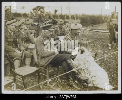 Beschreibung der British Western Front: Blackwatch hält während der Rast Sport. Divisionskommandeur mit Divisionskappe, Rip-Beschriftung: British Western Front. Das [schottische] Black Watch Regiment hält während einer Ruhephase Spiele ab. Der Divisionskommandeur mit der Spielweise der Division Rip Datum: {1914-1918} Schlüsselwörter: WWI, Fronten, Maskottchen, Regimenter, Breaks, Sport Stockfoto