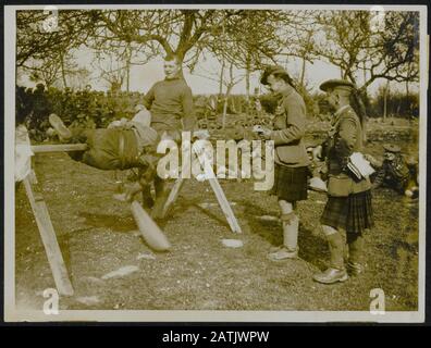 Beschreibung der British Western Front: Blackwatch hält während der Rast Sport. Den Kampf gegen das Kopfkissen beurteilen. Anmerkung: Die Britische Westfront. Recreërende Soldaten der (schottischen) Blackwatch, die einen Kissenkampf führen. Datum: {1914-1918} Schlagwörter: WWI, Fronten, Kissenkämpfe, Militär, Freizeit Stockfoto