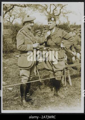 Beschreibung der British Western Front: Blackwatch hält während der Rast Sport. Der Oberst der Black Watch Annotation: The Western Front. Das [schottische] Black Watch Regiment hält während einer Ruhephase Spiele ab. Ein Oberst der Black Watch Datum: {1914-1918} Schlüsselwörter: WWI, Fronten, Regimenter, Breaks, Sport Stockfoto