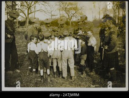 Beschreibung der British Western Front: Blackwatch hält während der Rast Sport. Tommy vergisst nie ein Rennen für die kleinen französischen Kinder und wartet auf ihren Preis Annotation: British Western Front. Recreërende Soldaten und französische Kinder ein Siegerdatum: {1914-1918} Ort: Frankreich Schlagwörter: WWI, Fronten, Kinder, Soldaten, entspannt, Preise Stockfoto