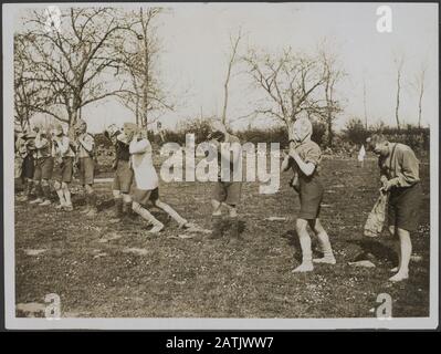 Beschreibung der British Western Front: Blackwatch hält während der Rast Sport. Gashelm V.C. Rennen. Anmerkung: Die Britische Westfront. Schottische Soldaten, die während einer Möwe Spiele veranstalten. Atemschutzmaske für Rennen. Datum: {1914-1918} Schlüsselwörter: WWI, Fronten, Gasmasken, Militär, Freizeit Stockfoto