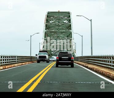 Autos, die auf der Robert-Moses-Brücke unterwegs sind, fahren zu und von den Stränden am Nationalseeufer von Fire Island. Stockfoto