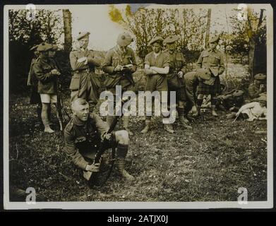 Beschreibung der British Western Front: Blackwatch hält während der Rast Sport. Gewehr Granate Wettbewerb Anmerkung: Britische Westfront. Sportsoldaten der (schottischen) Blackwatch ein Wettstreit mit Gewehrgranaten Datum: {1914-1918} Schlüsselwörter: WWI, Gewehrgranaten, Militär, Freizeit, Sport Stockfoto