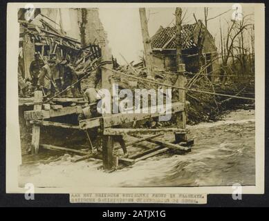 Beschreibung der Westfront: Bridging the Somme Annotation: The Western Front. Britische Sapper, die mit dem Bau einer Brücke über die Somme zu tun haben Datum: {1914-1918} Ort: Frankreich, Somme Schlüsselwörter: Brücken, erster Weltkrieg, Fronten, Sapper Stockfoto