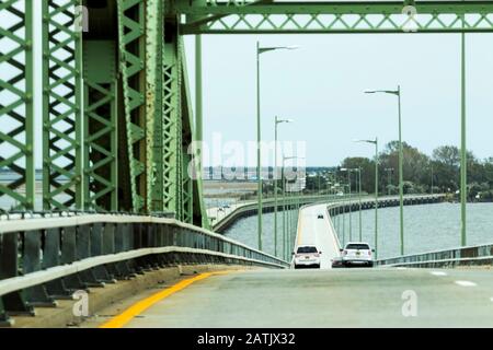 Blick auf die Great South Bay Bridge, mit dem Auto auf den Robert Moses Causeway, der zu den Stränden auf Fire Island New York führt. Stockfoto