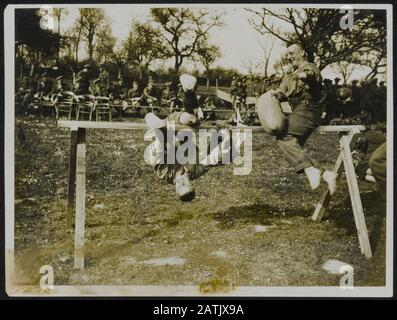 Beschreibung der British Western Front: Blackwatch hält während der Rast Sport. Beurteilung der Anmerkung zu den Pillowfight: British Western Front. Recreërende Soldaten der (schottischen) Blackwatch, die ein Datum für den Kissenkampf halten: {1914-1918} Schlüsselwörter: WWI, Fronten, Kissenkämpfe, Militär, Freizeit Stockfoto