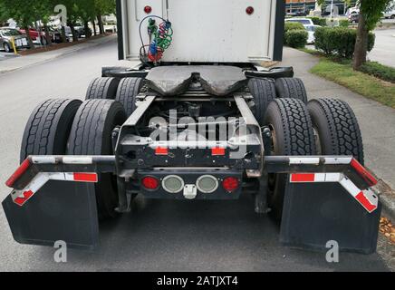 Ansicht des hinteren Teils des 18-Radfahrzeugs. Sichtbare Kupplungen des fünften Rads sind an einer Traktoreinheit angebracht, um sie mit dem Anhänger zu verbinden. Stockfoto