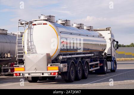 Tanker auf dem Platz geparkt. Transport von flüssigen und losen Waren. Stockfoto