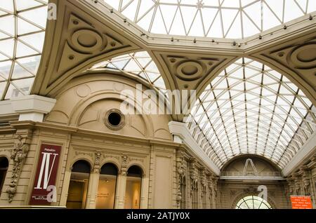 Bundeshauptstadt, Buenos Aires/Argentinien; 11. August 2015: Verglastes Dach der Pacific Galleries im Bereich des Borges Cultural Centre Stockfoto