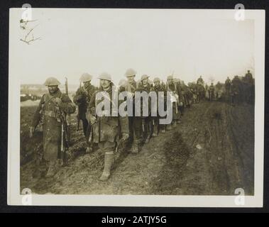 Mit den Kanadiern an der Westfront Beschreibung: Kanadische Truppen kehren aus dem Schützengraben zurück Anmerkung: Die Kanadier in der großen Schlacht. Kanadische Truppen, die von den Schützengräben zurückkehrten Datum: {1914-1918} Schlüsselwörter: WWI, Fronten, Schützengräben, Soldaten Stockfoto