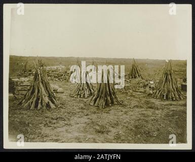 Die Front in Frankreich Beschreibung: Aufräumen eines Schlachtfeldes nach einer Advance Annotation: Die Front in Frankreich. Aufräumen eines Schlachtfeldes nach einem Angriffstermin: {1914-1918} Ort: Frankreich Schlagwörter: WWI, Fronten, Reinigung, Schlachtfelder Stockfoto