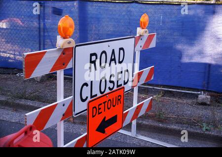 Straßenschilder informieren über Straßensperren und Umwege. Straßenarbeiten. Stockfoto