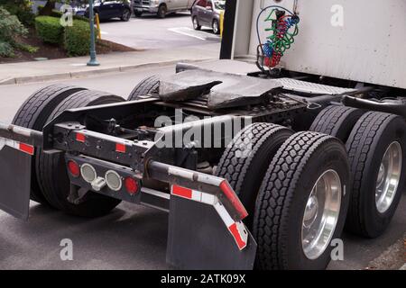 Ansicht des hinteren Teils des 18-Radfahrzeugs. Sichtbare Kupplungen des fünften Rads sind an einer Traktoreinheit angebracht, um sie mit dem Anhänger zu verbinden. Stockfoto