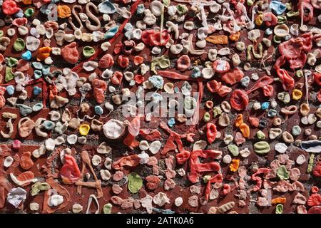 Gummiwand. Kaugummis blieben an der Wand hängen. Eine der Touristenattraktionen in Post Alley im Stadtzentrum von Seattle. Stockfoto