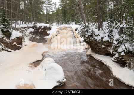 Amnicon Falls, Amnicon State Park, Anfang Januar, Wisconsin, USA, von Dominique Braud/Dembinsky Photo Assoc Stockfoto