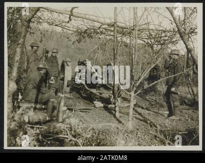 Britische offizielle Fotografien aus Italien Beschreibung: Eine Batterie in Aktion. Anmerkung: Offizielle britische Fotos aus Italien. Britische Soldaten mit Batterie im Einsatz. Datum: {1914-1918} Ort: Italien Schlagwörter: 1. Weltkrieg, Gewehre, Soldaten Stockfoto