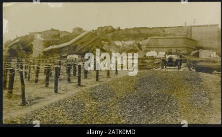 Beschreibung: Ein mit Stacheldraht umgebenes Fort in Belgien Anmerkung: Auto mit vier deutschen Soldaten in einer zerstörten Festung umgeben von Stachelbeeren Belgisches Datum: {1914-1918} Ort: Belgien Schlüsselwörter: WWI, Forts, Soldaten, Stacheldraht Stockfoto