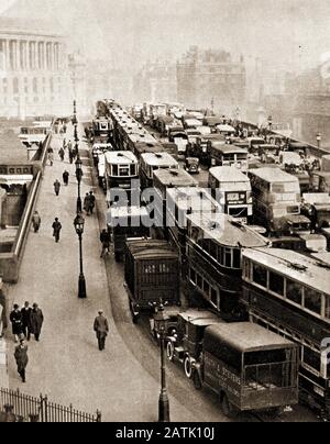 1935 Stau auf der Blackfriars Bridge, London, mit einer Schar von Bussen, Straßenbahnen, LKWs, Autos und anderen Kraftfahrzeugen. Die wurde am 6. November 1869 von Königin Victoria eröffnet. Die 4-Bogen-Schmiedeeisenbrücke ist 281 m lang und wurde von Joseph Cubitt entworfen, der auch die jetzt abgerissene, angrenzende Eisenbahnbrücke entwarf. Stockfoto