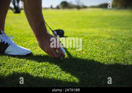 Golfer mit Golfball Stockfoto