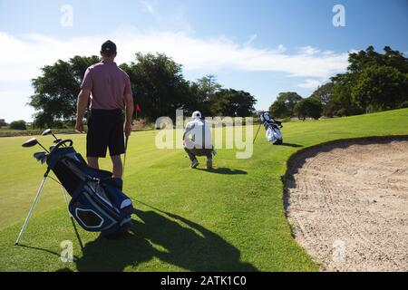 Golfer spielen golf Stockfoto