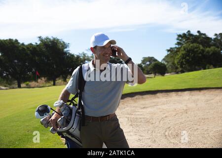 Golfer mit Handy Stockfoto