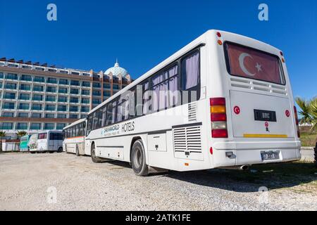 Antalya/TÜRKEI - 22. JANUAR 2020: Busse vom Dreamworld Hotel stehen vor dem Dreamworld Hotel in der Türkei. Stockfoto