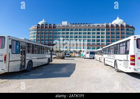 Antalya/TÜRKEI - 22. JANUAR 2020: Busse vom Dreamworld Hotel stehen vor dem Dreamworld Hotel in der Türkei. Stockfoto