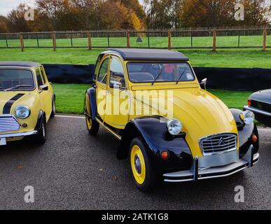 Oldtimer aus den 1980er Jahren Ford, VW, Opel, Talbot, Citroen, Porsche Stockfoto