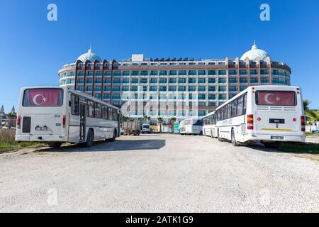 Antalya/TÜRKEI - 22. JANUAR 2020: Busse vom Dreamworld Hotel stehen vor dem Dreamworld Hotel in der Türkei. Stockfoto