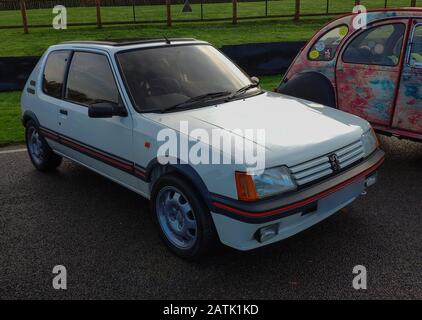 Oldtimer aus den 1980er Jahren Ford, VW, Opel, Talbot, Citroen, Porsche Stockfoto