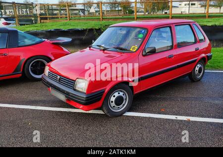 Oldtimer aus den 1980er Jahren Ford, VW, Opel, Talbot, Citroen, Porsche Stockfoto